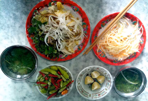 Cơm gà là một món ăn nổi tiếng khác của Hội An, nguyên liệu gồm thịt gà xé nhỏ trộn với các loại rau gia vị và nhiều hành tây thái sợi, ăn cùng với cơm nấu từ nước dùng gà và các loại dưa góp.