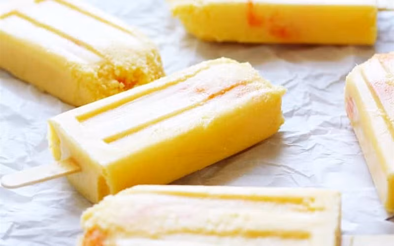 Cắm que kem vào rồi cho khuôm kem lên ngăn đá tủ lạnh khoảng 5-6 tiếng rồi bỏ ra thưởng thức. Hương vị thơm ngon của sữa chua hoà cùng vị cam tạo nên món kem trái cây lạ miệng và ăn ngon vô cùng.