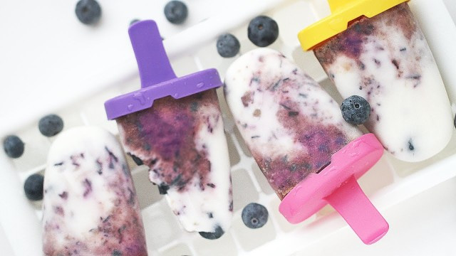 Cách làm: Xay nhuyễn việt quất rồi thêm vỏ chanh vào trộn đều. Cho hỗn hợp việt quất vào 1/2 khuôn, rồi thêm sữa chua tới khi khuôn đầy. Cắm que và bỏ vào ngăn đá tủ lạnh ít nhất 6 tiếng trước khi thưởng thức.