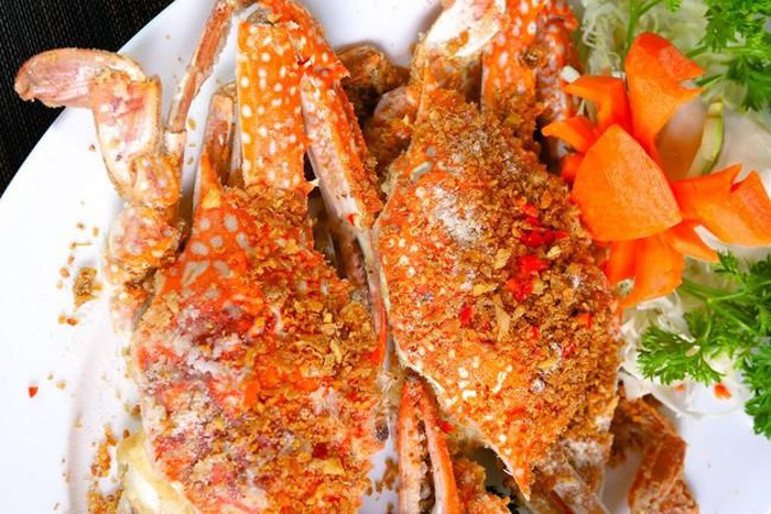 Ghẹ biển ở Cát Bà chắc thịt và ngọt. Ghẹ xanh có mai và càng màu xanh lơ, lốm đốm trắng, chọn ghẹ phải chọn những con chắc, to bằng bàn tay người lớn và khi ấn và yếm thì không bị lún xuống. Hai món thông dụng được chế biến đó là ghẹ hấp và ghẹ nướng.