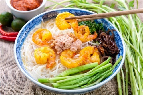 Bún tôm: Nhắc đến vùng đảo này, không ai có thể quên được món ngon nổi tiếng ở Cát Bà là bún tôm. Tôm biển nguyên con, bóc vỏ và xào tới khi săn thịt. Bún bày ra bát, thêm vài con tôm, lát chả cá, chả lá lốt vàng ươm, ít dọc mùng thái lát, nhúm hành răm, thì là rồi mới chan nước ngọt lừ ninh từ xương.