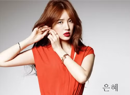 Để có làn da đẹp, Yoon Eun Hye cũng hạn chế trang điểm đậm. Những lớp make up đậm sẽ khiến da bí bách khó chịu, dễ sinh ra nhiều vấn đề gây hại cho da. Nàng “thái tử phi” có thói quen dùng dầu dưỡng trước khi trang điểm để tránh khô da. Đồng thời, các sản phẩm trang điểm cũng cần nên có thành phần dưỡng ẩm.