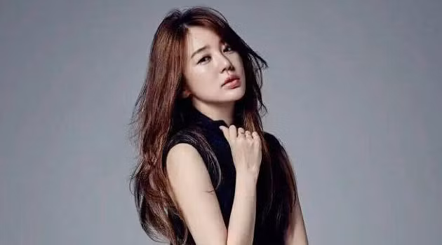 Sau khi đắp mặt nạ, Yoon Eun Hye dùng bông cotton thấm đều Toner để đắp lên da. Với phương pháp này, độ ẩm được cung cấp sẽ thẩm thấu vào sâu bên trong lỗ chân lông, giữ chặt và hạn chế thoát ra ngoài.