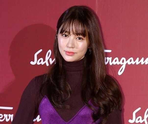 Nàng “thái tử phi” rất quan tâm đến việc chăm sóc lỗ chân lông vì chúng ảnh hưởng rất lớn trong việc điều tiết dầu nhờn của làn da. Sau khi rửa mặt, người đẹp sử dụng một chiếc khăn mềm đã được làm ấm để áp lên da mặt, nó sẽ khiến lỗ chân lông sẽ được thông thoáng và thư giãn.