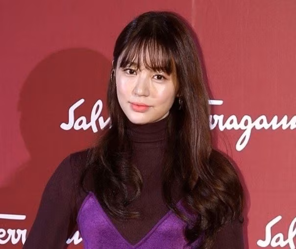 Nàng “thái tử phi” rất quan tâm đến việc chăm sóc lỗ chân lông vì chúng ảnh hưởng rất lớn trong việc điều tiết dầu nhờn của làn da. Sau khi rửa mặt, người đẹp sử dụng một chiếc khăn mềm đã được làm ấm để áp lên da mặt, nó sẽ khiến lỗ chân lông sẽ được thông thoáng và thư giãn.