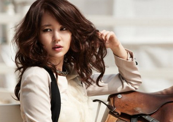 Thói quen uống một cốc sữa ấm trước khi đi ngủ nửa tiếng của Yoon Eun Hye cũng giúp cô khá nhiều để có được một giấc ngủ như ý, đảm bảo cho sự tươi trẻ của làn da. Ngoài ra, để chống lão hóa cho da, cô cũng rất cẩn thận khi lựa chọn và sử dụng mỹ phẩm. Ảnh: Internet.