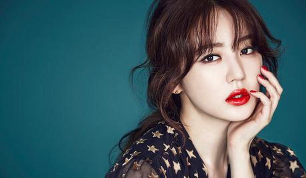 Tuy nhiên, bạn không nên thoa quá nhiều kem dưỡng ẩm dẫn đến dư thừa, gây bí lỗ chân lông, dễ nổi mụn và khiến da lão hóa nhanh hơn.