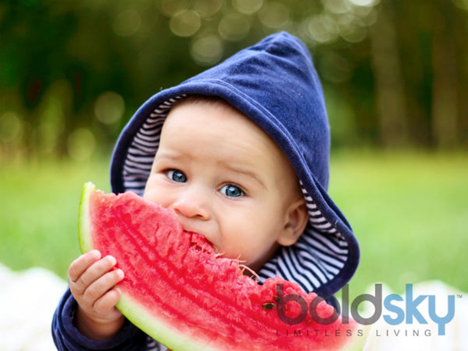 Dưa hấu: Với 90% là nước và rất giàu vitamin C, sử dụng dưa hấu trong những ngày nóng là sự lựa chọn tuyệt vời. Một số nghiên cứu chứng minh rằng, dưa hấu được mệnh danh là thực phẩm tốt nhất để tránh mệt mỏi, căng thẳng. Ngoài ra, tiêu thụ dưa hấu thường xuyên cũng giúp tăng mức năng lượng cần thiết và hạn chế tình trạng mất nước.