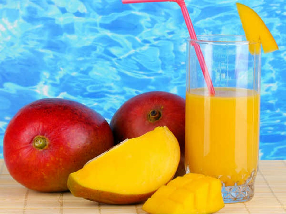 Xoài: Xoài là loại trái cây phổ biến vào mùa hè, chúng được mệnh danh là “vua của tất cả các loại trái cây” bởi không có một loại hoa quả nào có thể cạnh tranh với mức năng lượng mà xoài mang lại. Theo các chuyên gia, xoài rất giàu folate, canxi, phốt pho, kẽm, kali, vitamin C và các vitamin tổng hợp giúp ngăn ngừa đột quỵ do nhiệt.