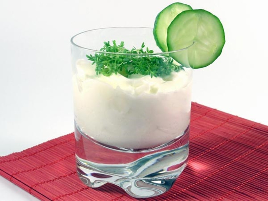 Sữa chua: Theo các chuyên gia, trong sữa chua chứa rất nhiều magie, có tác dụng hỗ trợ cơ thể giải phóng năng lượng từ các thực phẩm bạn tiêu thụ trước đó. Ngoài ra, sữa chua cũng là thực phẩm cung cấp lượng chất lỏng cần thiết cho cơ thể, giúp bạn luôn cảm thấy sảng khoái trong những ngày hè oi ả.