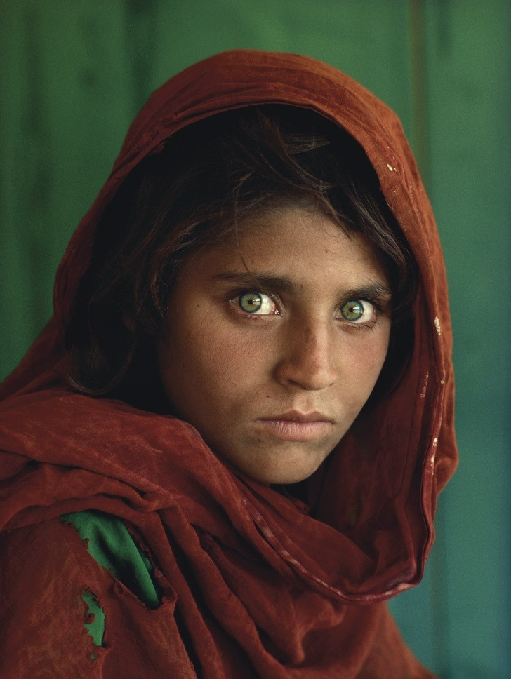 Sharbat Gula là cô gái Afghan từng thu hút thế giới bởi đôi mắt đẹp mê hồn của cô ấy.