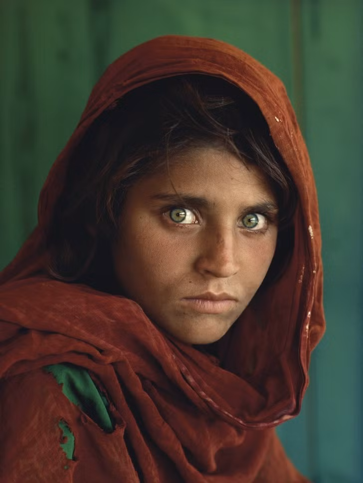 Sharbat Gula là cô gái Afghan từng thu hút thế giới bởi đôi mắt đẹp mê hồn của cô ấy.