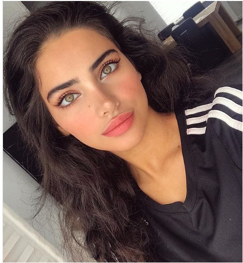 Cô bé 17 tuổi Negin Ghalavand sở hữu đôi mắt hút hồn.