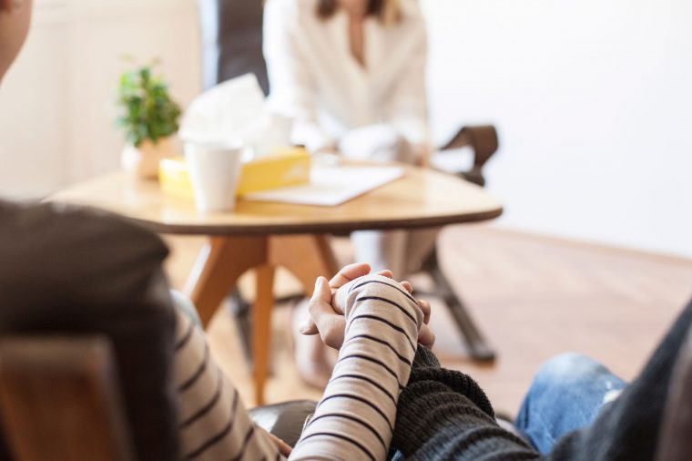 Vô sinh: Não bộ của con người kiểm soát gần như mọi thứ trong cơ thể, kể cả trình sản xuất hormone thông qua cơ chế mở rộng tuyến yên, cấu trúc bằng hạt đậu nằm ở đáy não. Các khối u ảnh hưởng rất lớn đến tuyến yên, như hạn chế việc bài tiết hormone hoặc ngăn chặn tuyến yên hoạt động đúng chức năng. Đây là lý do tại sao nhiều phụ nữ khi có khối u não thường không thể thụ thai hoặc sản xuất sữa sau sinh. 