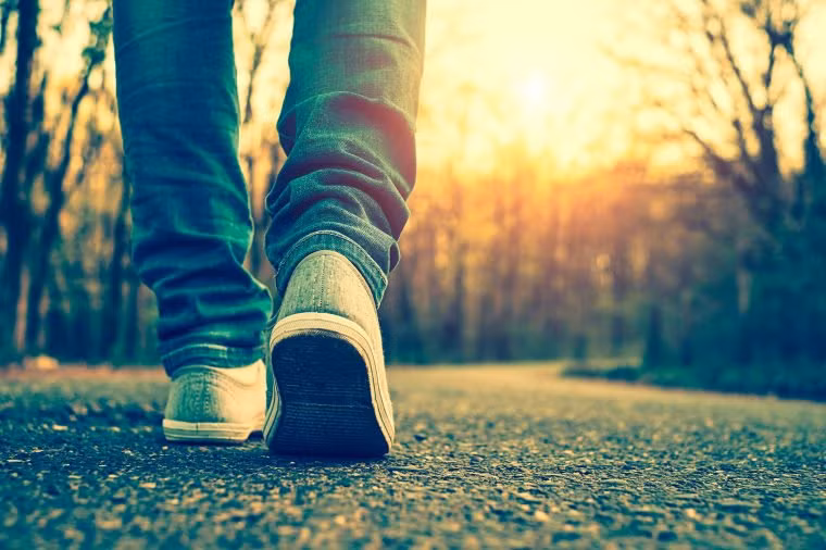 Mất cân bằng: Một trong những chức năng của não là duy trì chức năng vận động vận động cơ thể. Một khi thấy đi bộ gặp khó khăn, nhất là đi bộ trong bóng tối thì có thể bạn đã có khối u ở não. Ảnh: RD.