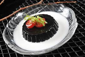 Người ta có thể ăn loại thạch mai rùa này cùng với sữa để giảm bớt vị thuốc đắng. Ảnh: Internet.