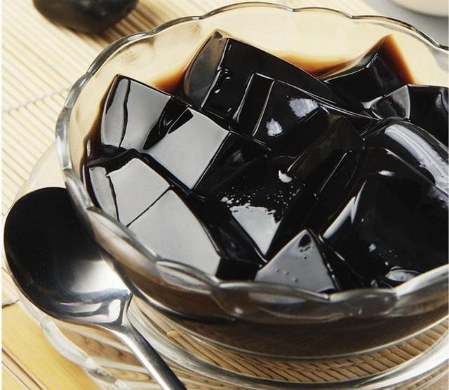 Mặc dù có vị ngọt, thường được ăn lạnh nhưng mùi vị thuốc của cao quy linh thật sự rất khó ăn.