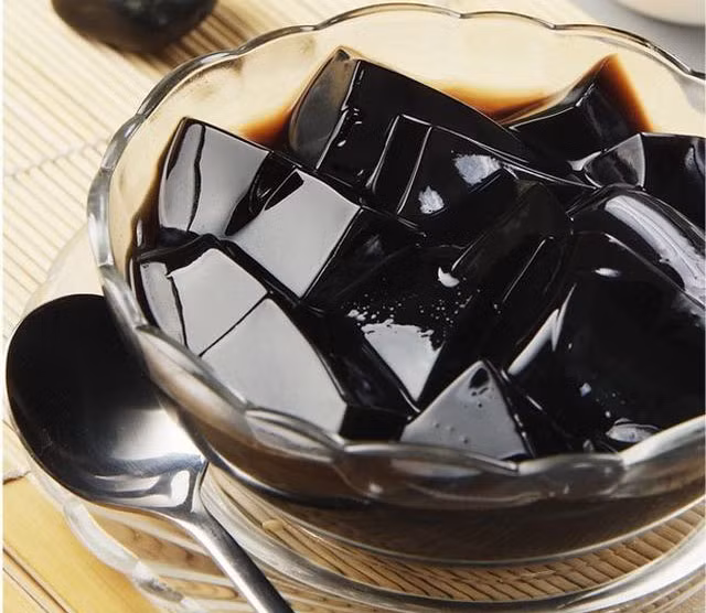 Mặc dù có vị ngọt, thường được ăn lạnh nhưng mùi vị thuốc của cao quy linh thật sự rất khó ăn.