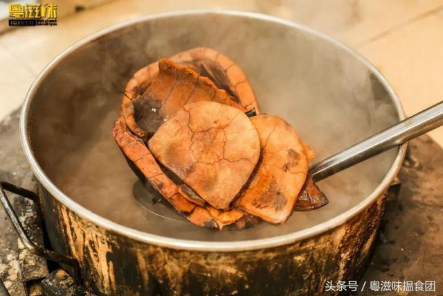 Những con rùa lấy yếm mài thành bột làm thạch được lựa chọn cẩn thận, phải là rùa vàng 3 vạch mới mang lại hiệu quả tốt cho sức khỏe.