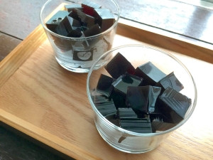 Tuy nhiên, không phải ai cũng có thể ăn thạch rùa, phụ nữ đang bị suy nhược cơ thể trong thời kỳ kinh nguyệt, người có bụng yếu, hoặc người già và trẻ em cũng không được phép ăn quá nhiều.