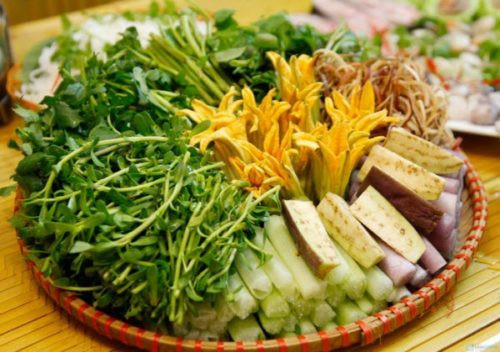 Nồi lửa được đặt trên bếp ga, nước lẩu sôi sùng sục, lần lượt nhúng cá, tôm, lươn và rau xanh vào. Cảm giác vừa hít hà, vừa nhai chậm rãi, thưởng thức từng hương vị quả là thích thú làm sao.