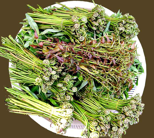 Ngoài ra, linh hồn của món lẩu này còn có sự góp mặt của đĩa rau ăn kèm, hội tụ đầy đủ các loại hương đồng gió nội, nào là bông súng, rau muống, cải xanh, rau đắng, ngò gai, đọt nhãn lồng xanh non, bắp chuối, nấm rơm, rau càng cua… được sắp xếp gọn gàng đẹp mắt khơi gợi sự kích thích, tò mò nơi thực khách.