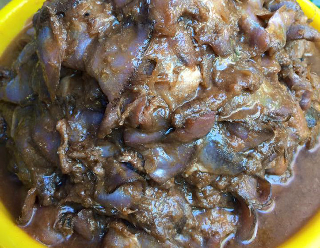 Linh hồn của lẩu mắm U Minh là mắm sặc nhưng phải là mắm ngon. Theo kinh nghiệm người làm mắm, cá sặc bướm tuy nhiều xương nhưng thịt khá thơm, khá dậy mùi. Mắm dùng nấu lẩu được nấu cho rả thịt, lọc kỹ xương, nêm nếm thêm gia vị nào là bột ngọt, đường cho vừa ăn. Để cho dậy mùi thơm đặc sắc cho món lẩu, bạn có thể gia thêm sả băm mịn.