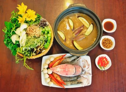 Nước lẩu đã nấu xong, bây giờ tới khâu chuẩn bị nguyên liệu nhúng lẩu. Món lẩu mắm U Minh còn có sự hiện diện của tôm, lươn đồng, cá rô mề hay thịt cua, ốc lác… để tăng thêm hương vị cho người dùng.