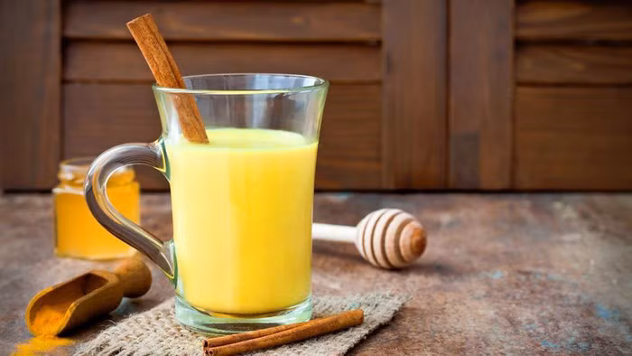 10. Phòng chống ung thư: Chất curcumin trong nghệ có thể tiêu diệt tế bào ung thư và ngăn ngừa sự phát triển của nó đến các bộ phận khác của cơ thể. Nghệ có hiệu quả trong việc phòng chống ung thư vú, tuyến tiền liệt, ung thư da, ung thư đại tràng và ung thư phổi. Uống sữa nghệ thường xuyên có thể ngăn ngừa sự phát triển của khối u ác tính cũng như ngăn chặn sự phát triển của khối u trong giai đoạn đầu. Ảnh: Internet. 