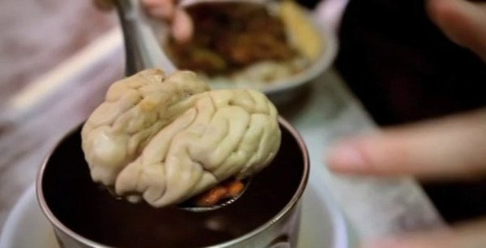 Nếu bạn là thực khách nghiện món súp óc heo ở Việt Nam thì cũng sẽ phải bị "đơ" vài giây khi thấy món ăn kinh dị này.