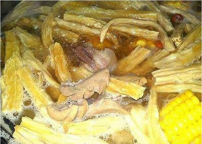 Canh lưỡi dê: Lưỡi của dê rất mềm, về cơ bản món lưỡi dê cũng giống như món thịt dê, nhưng mùi vị của nó có phần khá nồng. Khi chế biến người ta thường cắt lưỡi dê thành từng miếng nhỏ vì nhiều thực khách không đủ can đảm ăn được hết một cái lưỡi dê.