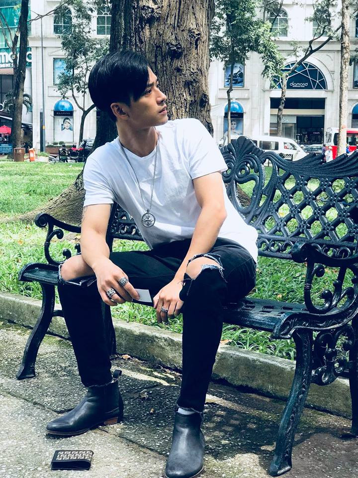 Anh chàng phối áo phông với quần jean rách và boot ngắn cực ngầu.