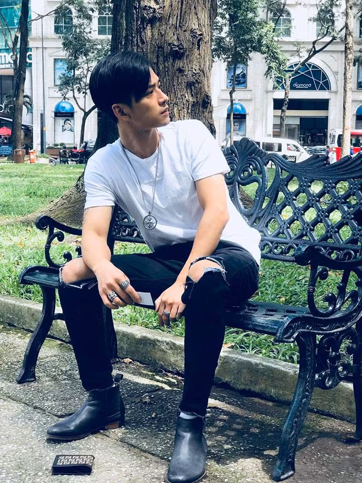 Anh chàng phối áo phông với quần jean rách và boot ngắn cực ngầu.