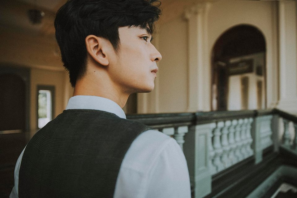 Cách ăn mặc nam tính cùng với đôi mắt hút hồn khiến nam diễn viên dễ dàng thu hút người đối diện.