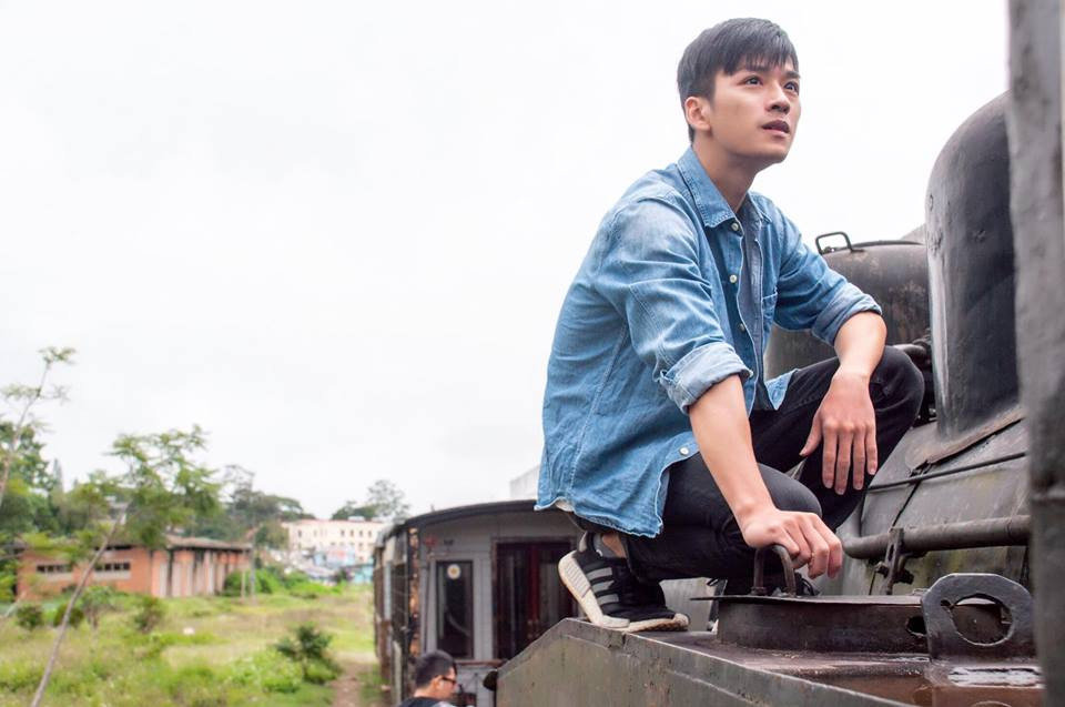 Áo khoác bò được nam diễn viên phối với quần jean và giày thể thao năng động.