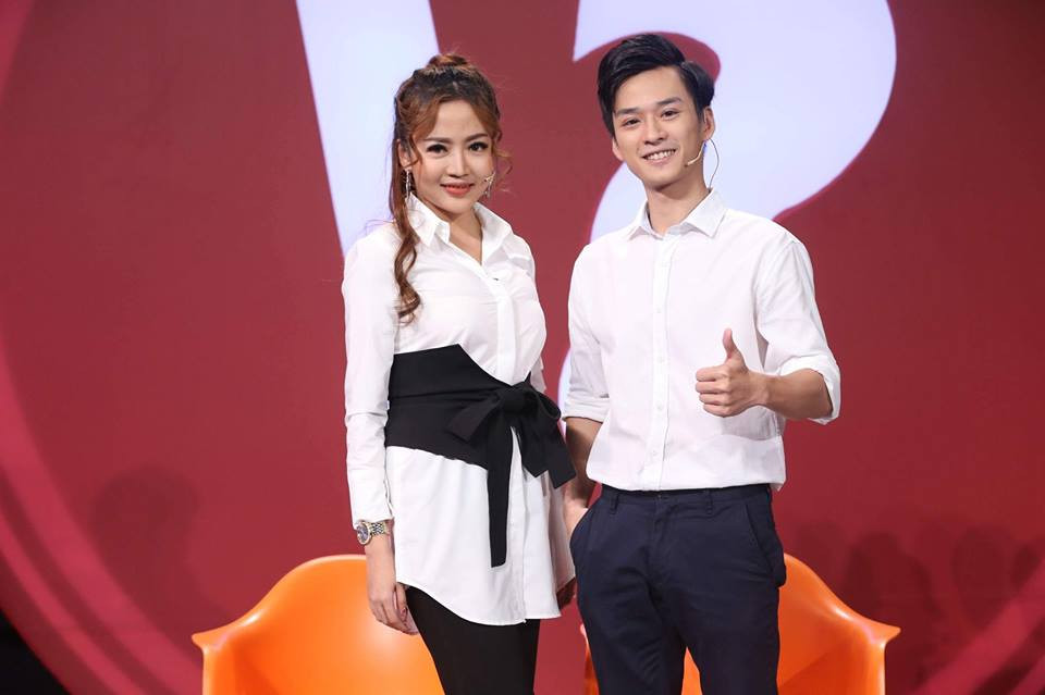 Trần Nghĩa diện áo sơ mi trắng hết sức trẻ trung.