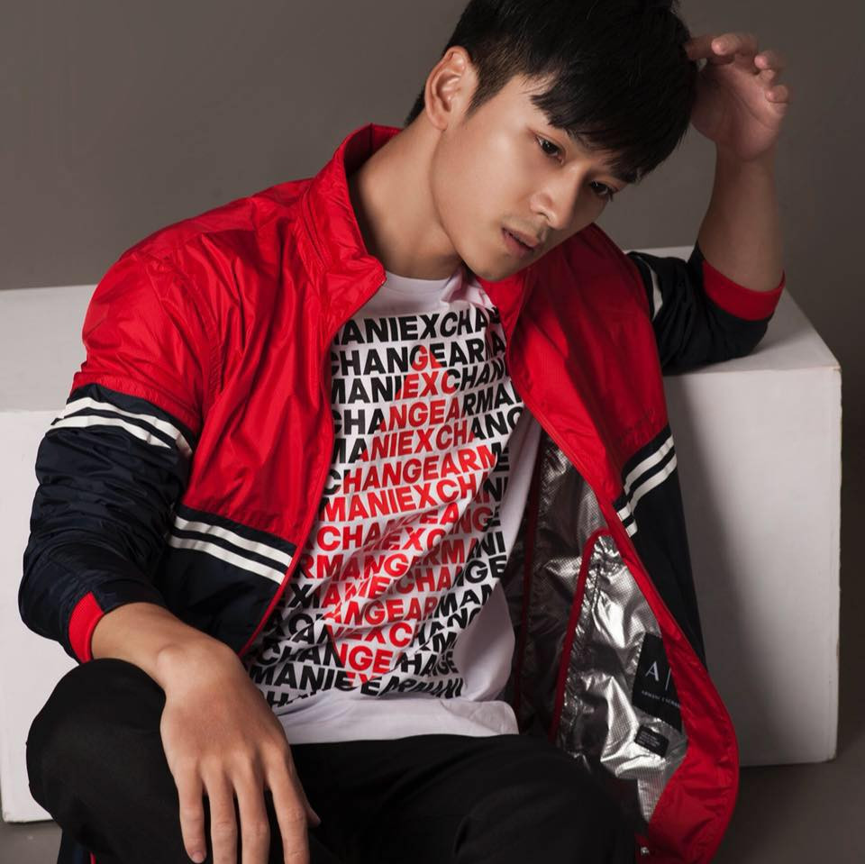 Anh diện phong cách bụi bặm điển trai như nam thần.