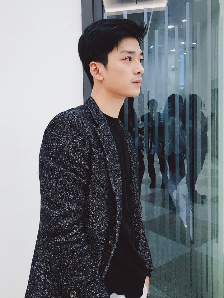 Những chiếc áo khoác dáng dài rất hợp với phong cách lãng tử của nam diễn viên "Mắt Biếc".