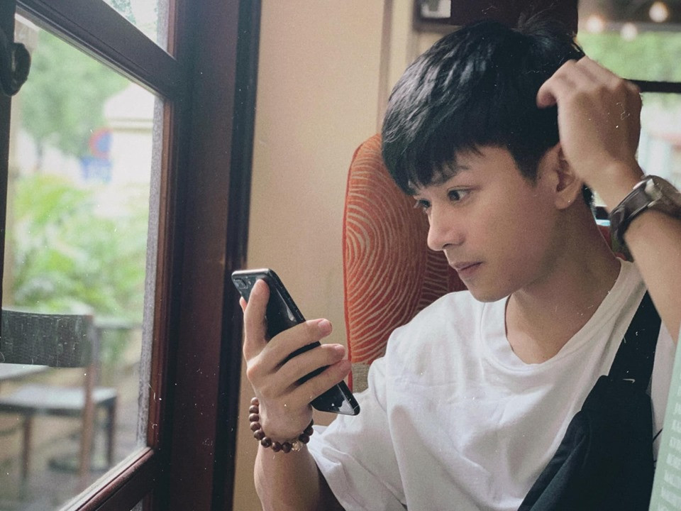 Trần Nghĩa trẻ trung và giản dị với áo phông trắng. Ảnh: FBNV.