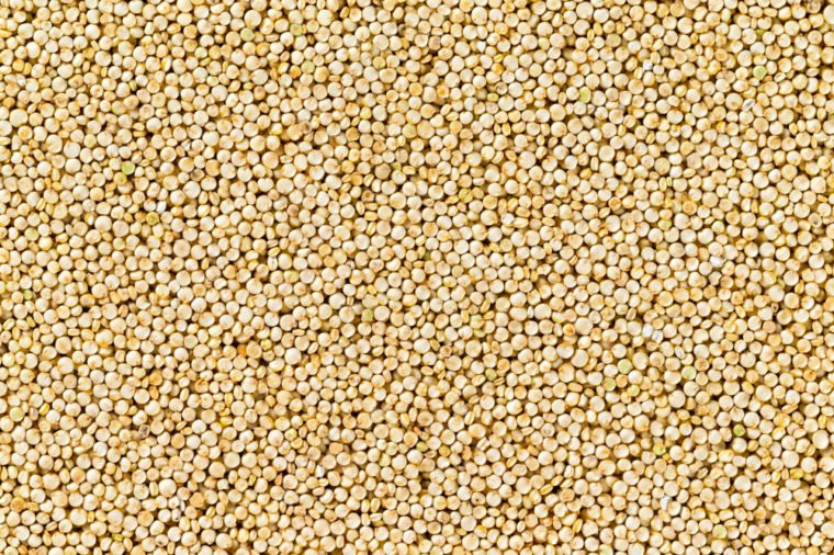 Hạt diêm mạch (quinoa): Không giống như hầu hết các loại ngũ cốc, diêm mạch là một nguồn protein tốt, giúp giảm nguy cơ ung thư. Ảnh: RD.