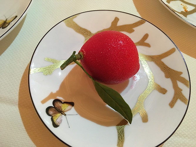 Bánh tráng miệng hình quả chanh đỏ.