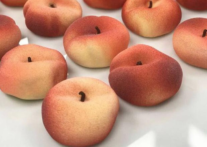 Khó lòng để phân biệt đâu là trái cây đâu là bánh.