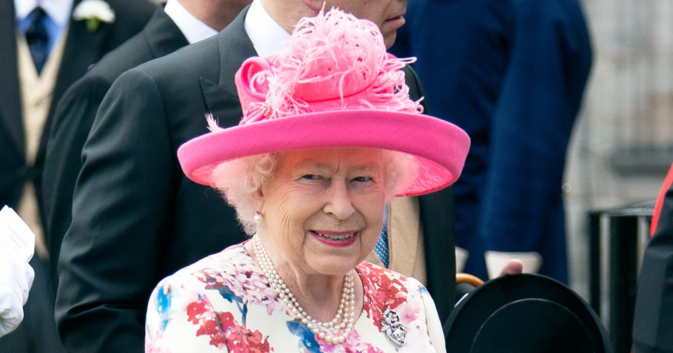 Ăn uống lành mạnh: Nhiều năm qua, Nữ hoàng Elizabeth II và những thành viên trong Hoàng gia Anh luôn giữ thói quen dùng bữa khoa học, bổ dưỡng. Thực đơn ăn uống của họ đều phải được chế biến từ các nguyên liệu sạch, tươi.