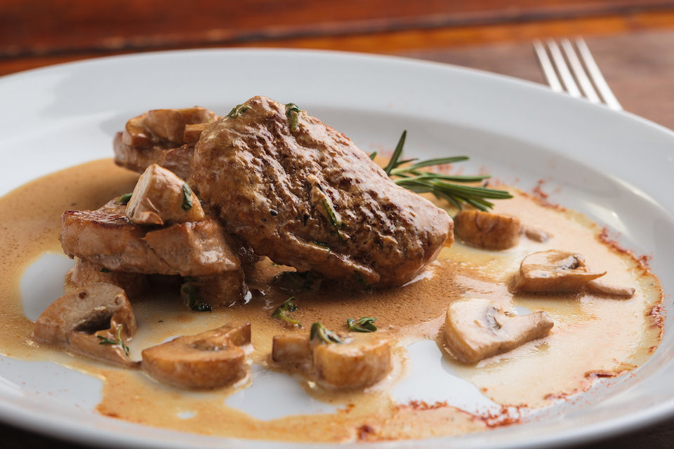 Bữa tối thường là thịt bò, thịt thú hoặc cá hồi đến từ trang trại của Hoàng gia Anh tại Sandringham và Balmoral.