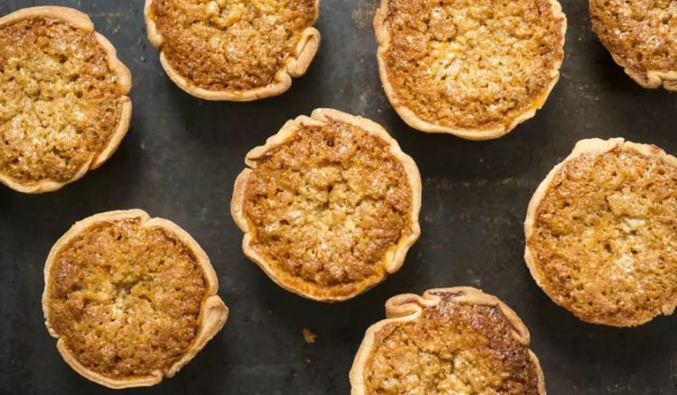 Khi còn trẻ, Hoàng tử Harry thường lẻn xuống nhà bếp để yêu cầu các đầu bếp cho một chiếc bánh tartle vàng.