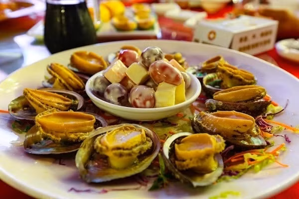 Bào ngư thuộc loại hải sản quý, thịt nó không những ngon mà còn mang lại nhiều giá trị dinh dưỡng và được nhiều người ưa thích. Bào ngư thường được chế biến thành nhiều món như: nấu soup, hầm, xào, nấu cháo…Ảnh: Internet.