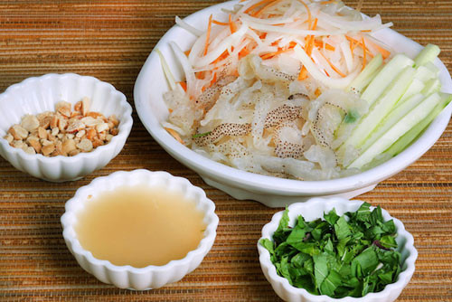 Sứa Cô Tô ăn giòn, mát và có mùi vị không giống bất kỳ thứ hải sản nào khác. Mỗi năm, mùa sứa chỉ kéo dài nhiều nhất 20 ngày. từ tháng 2 tới cuối tháng 4 dương lịch. Nếu có dịp đến du lịch Cô Tô vào mùa sứa, du khách đừng quên khám phá món ẩm thực đặc biệt này.