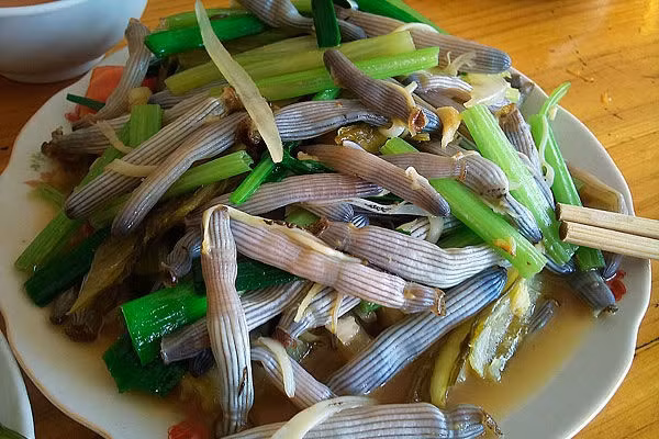 Sá sùng trông hơi giống giun đất, thường được sấy khô lên và làm đồ nhắm với bia rượu. Ngoài ra, sá sùng còn có thể dùng để nấu canh, nước sẽ rất thơm và ngọt.