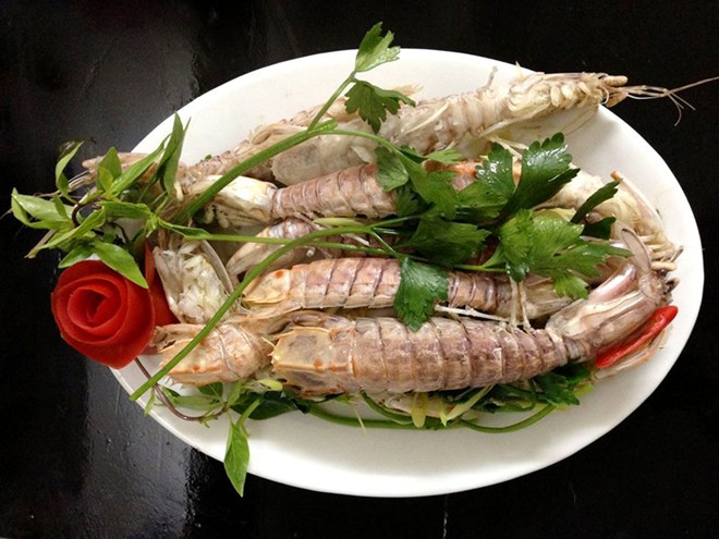 Bề bề (người miền Nam hay gọi là tôm tít hay bọ ngựa biển) là món đặc sản Cô Tô mà bạn không nên bỏ qua. Loại tôm này dai, chắc thịt và rất ngọt, nướng, hấp, rang muối, rang me đều hấp dẫn.