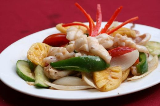 Mực Cô Tô: Hương vị đặc trưng của sản phẩm mực khô và mực một nắng Cô Tô từ lâu đã nổi tiếng nhờ nguồn nguyên liệu tươi tốt. Mực Cô Tô có thân thẳng, mình dày. Sau khi nướng lên, từng thớ thịt xé ra dẻo, dai, khi ăn có thể cảm nhận được vị ngọt thuần khiết.